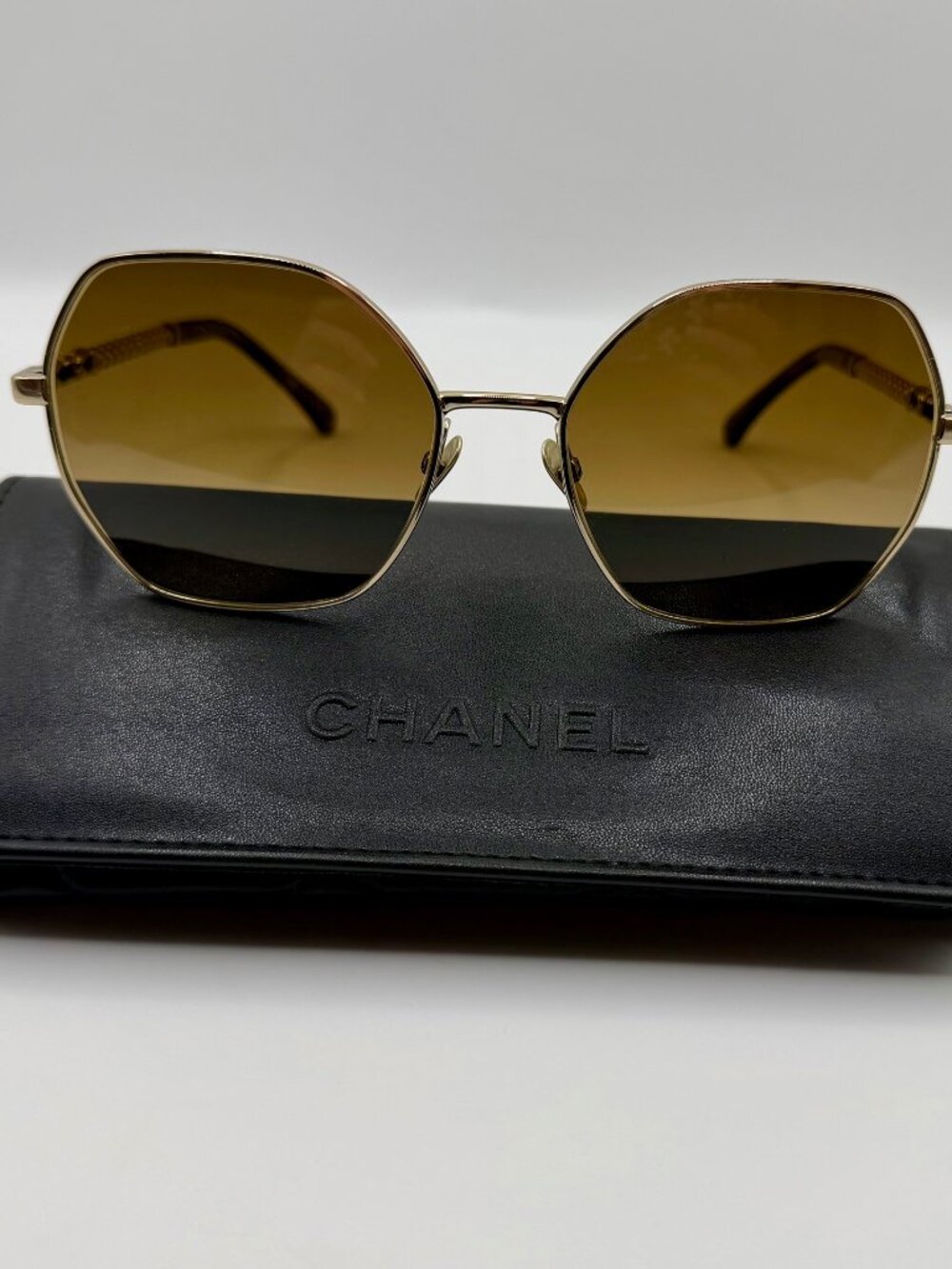 CHANEL 4281-Q-H Polarized Sunglasses – Brown Leather, Pearls, Gold Frame - Picture 5 of 8